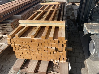 Ca. 150x Guyana Teak palen fijnbezaagd, 50x50mm, lengte 300cm